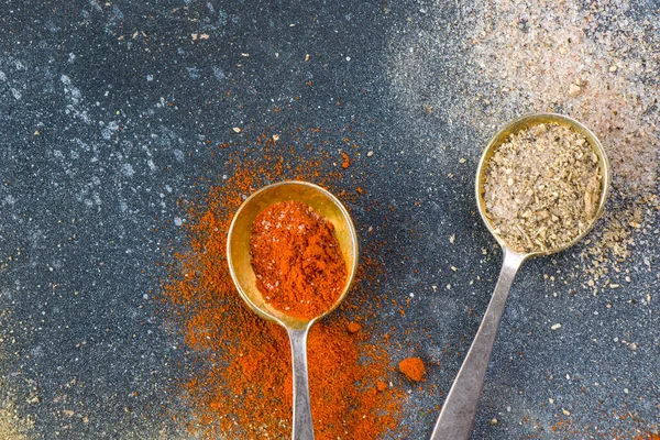 Eski Gümüş Kaşıklardaki Baharat Çeşitleri Masadaki Tüm Baharatlar Renkli Yemek — Stok fotoğraf