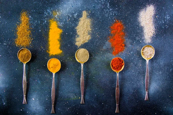 Eski Gümüş Kaşıklardaki Baharat Çeşitleri Masadaki Tüm Baharatlar Renkli Yemek — Stok fotoğraf