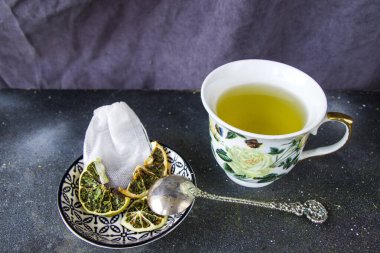 Çay takımı, eski gümüş kaşıklar, çeşitli çay ve çay çeşitleri.