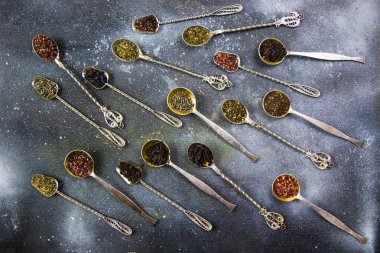 Eski gümüş kaşıklarda çay takımı, çeşitli çay, siyah, çiçek, yeşil ve nane çayı.