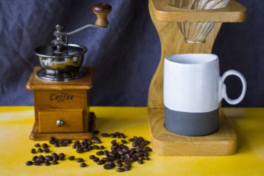 Kahve makinesini, kahve fincanını ve fincanını dök.