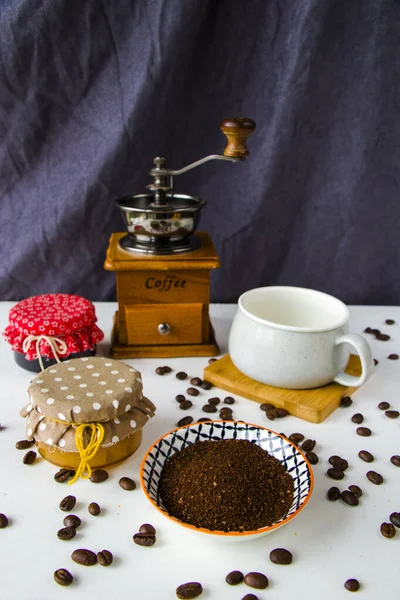 Kaffeemaschine Kaffeetasse Und Becher Übergießen Studiodreh — Stockfoto