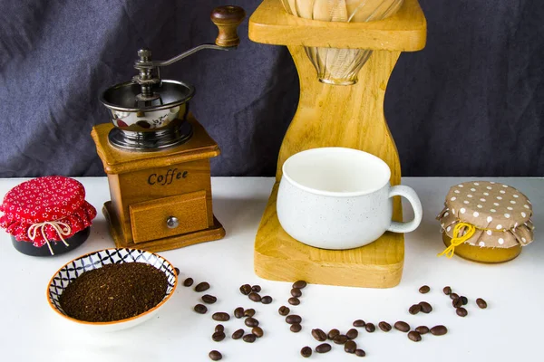 Verser Sur Une Cafetière Tasse Café Tasse Tournage Studio — Photo