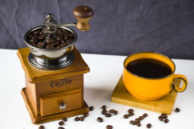 Kahve öğütücü, kahve makinesi, kahve fincanı, kahve, enerji içeceği.