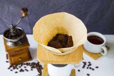 Kahve makinesini, kahve fincanını ve fincanını dök.