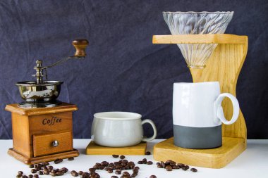 Kahve öğütücü, kahve makinesi, kahve fincanı, kahve, enerji içeceği.