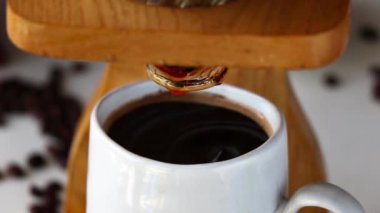 Kahvenin üzerine koyu kahve dök.