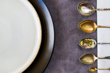 Eski ve eski kaşıklar seti, gri ve beyaz arka planda gümüş kaşıklar koleksiyonu