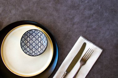 Masa takımı ve bulaşık takımı, tabak, halk, gri arka planda bıçak.