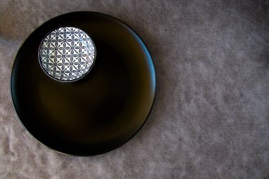 Gri arkaplanda tablo takımı ve bulaşık takımı ayarları