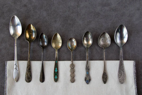 复古和复古汤匙 收集灰色和白色背景的银器汤匙 — 图库照片