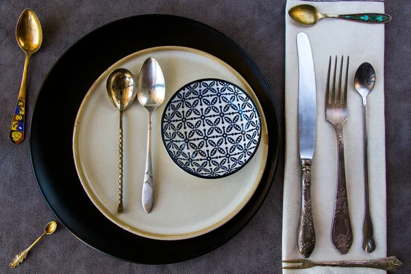 灰色背景下的餐具 刀和勺子 — 图库照片