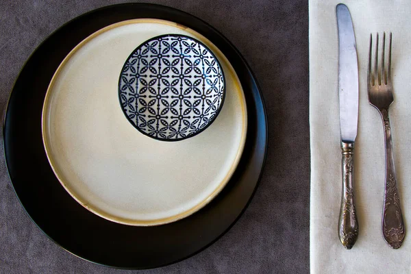 灰色背景下的餐具 刀和勺子 — 图库照片
