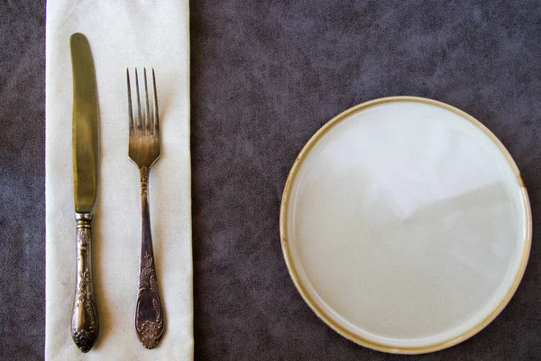 Serviço Mesa Louça Prato Povo Faca Colher Fundo Cinza — Fotografia de Stock