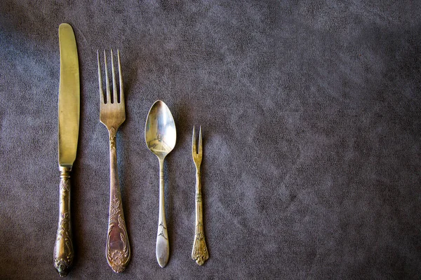餐具和餐具 灰色背景上的刀和勺子 — 图库照片