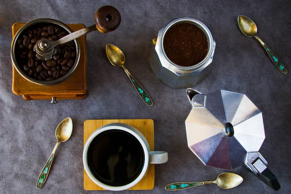 Kaffeemaschinen Und Bohnen Tasse Kaffee Auf Grauem Hintergrund — Stockfoto