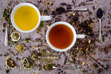 Bitkisel ve doğal yeşil ve siyah çay seti, çay ve eski kaşık çeşitleri ve koleksiyonu