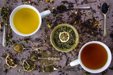 Bitkisel ve doğal yeşil ve siyah çay seti, çay ve eski kaşık çeşitleri ve koleksiyonu