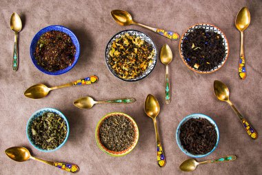 Bitkisel ve doğal kuru çay seti, çay ve eski kaşık çeşitleri ve koleksiyonu