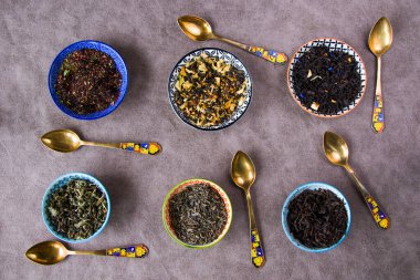 Bitkisel ve doğal kuru çay seti, çay ve eski kaşık çeşitleri ve koleksiyonu