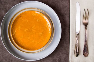 Boş sofra takımı ve bulaşık takımı ayarları ve gri arka planda servis, plaka, klasik halk ve bıçak