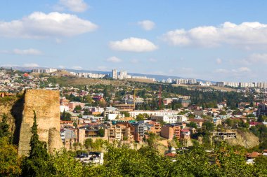 Tiflis 'in eski şehir manzarası, dönüm noktaları ve mimarisi. Şehir merkezi ve tarihi yerler.