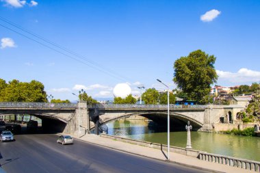 Tiflis, Gürcistan - 08 Ekim 2020: Eski şehir manzarası, dönüm noktaları ve mimari. Seyahat güzergahı. Şehir merkezi ve tarihi yerler.