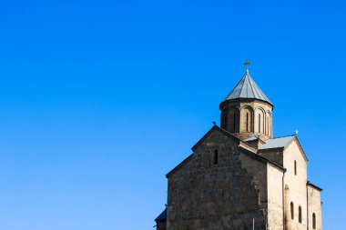 Tiflis, Gürcistan - 08 Ekim 2020: Eski şehir manzarası, dönüm noktaları ve mimari. Metekhi 'deki Vakhtang Gorgasali anıtı.