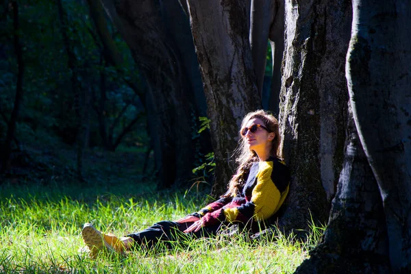 Женщина Ботаническом Саду Парке Деревья Случайный Портрет Молодой Девушки Саду — стоковое фото