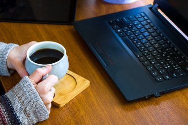 Çalışma süreci, çalışma alanı ve çalışma alanı, el, kahve ve defter