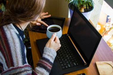 İş yerinde defter, dijital tablet, cep telefonu, kahve ve fabrikalarda çalışan kadın, ev işi