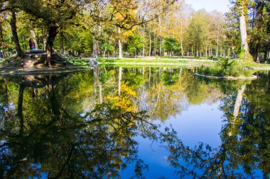 Parktaki gölet, Georgia 'daki Zugdidi Botanik Bahçesi..