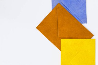 Beyaz arka planda üç zarf