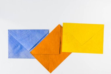 Beyaz arka planda üç zarf