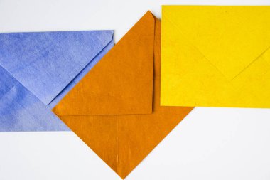 Beyaz arka planda üç zarf