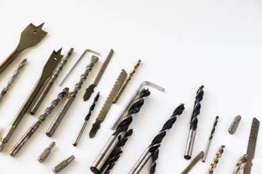 Güç ve kablosuz matkaplar ve araçlar başlıklar beyaz arka planda ayarlandı ve kit