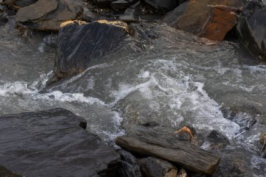 Gürcistan, Khazbegi 'deki nehir manzarası