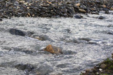 Gürcistan, Khazbegi 'deki nehir manzarası