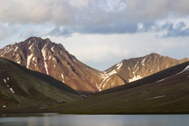 Truso, Georgia 'daki Khelistsadi Gölü. dağ gölü manzarası