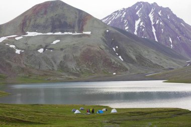Truso, Georgia 'daki Khelistsadi Gölü. dağ gölü manzarası
