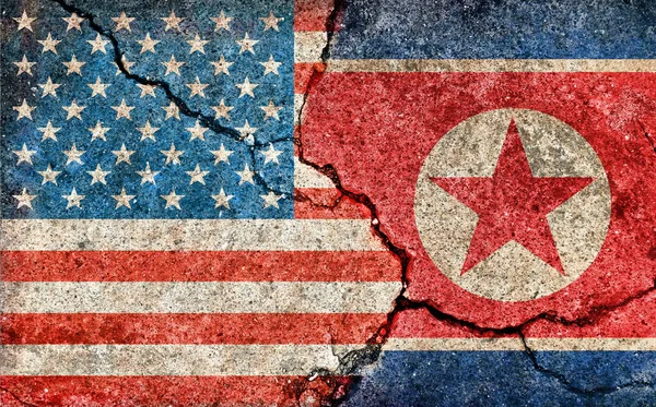 Illustration Der Grunge Flagge Rissiger Betonhintergrund Usa Gegen Nordkorea Politischer — Stockfoto