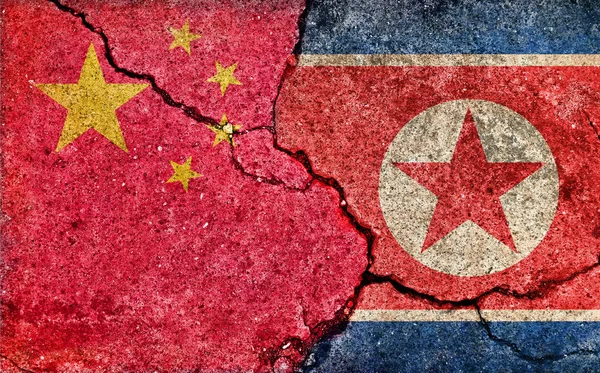 Illustration Der Grunge Flagge Rissiger Betonhintergrund China Gegen Nordkorea Politischer — Stockfoto