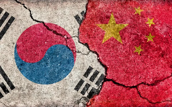 グランジ カントリー フラッグ イラスト 割れたコンクリートの背景 中国Vs韓国 政治的 経済的紛争 — ストック写真