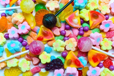 Tabakta bir sürü tatlı ve lolipop var. Çocuklar için yiyecek.