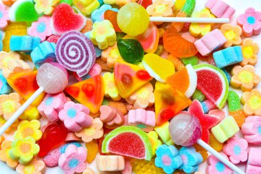 Tabakta bir sürü tatlı ve lolipop var. Çocuklar için yiyecek.