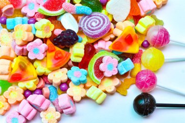 Tabakta bir sürü tatlı ve lolipop var. Çocuklar için yiyecek.