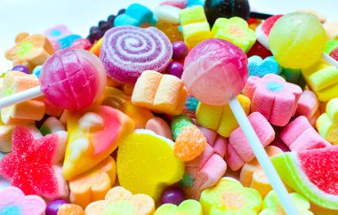 Tabakta bir sürü tatlı ve lolipop var. Çocuklar için yiyecek.