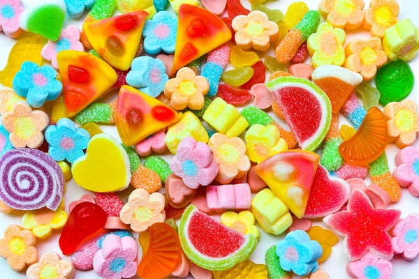 Tabakta bir sürü tatlı ve lolipop var. Çocuklar için yiyecek.