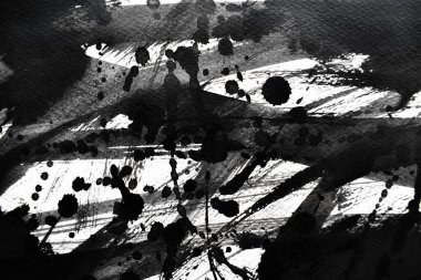 Arka plan siyaha boyanır. Mürekkep ve suluboya sanatından yaratıcı soyut sanat.