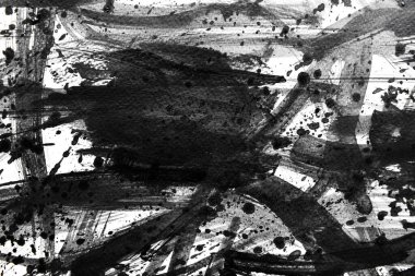 Arka plan siyaha boyanır. Mürekkep ve suluboya sanatından yaratıcı soyut sanat.